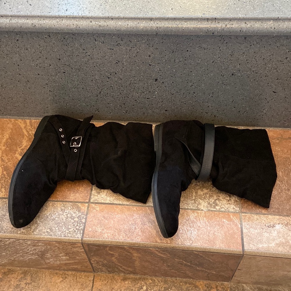 Black boots with buckle